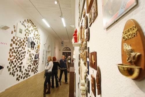 Eine hohle Gasse für das Massenphänomen: Betende Hände in jeglicher Form im Kunsthaus.