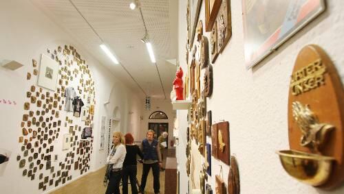 Eine hohle Gasse für das Massenphänomen: Betende Hände in jeglicher Form im Kunsthaus. Eine hohle Gasse für das Massenphänomen: Betende Hände in jeglicher Form im Kunsthaus.