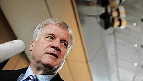 40 Minuten zu früh: Seehofer konnte das CSU-Treffen gestern kaum erwarten. 40 Minuten zu früh: Seehofer konnte das CSU-Treffen gestern kaum erwarten.