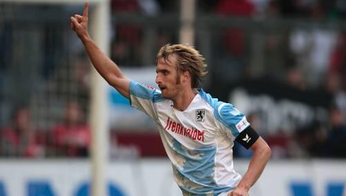 Will bald wieder jubeln: Löwen-Ass Daniel Bierofka, der an Rückenschmerzen leidet. Will bald wieder jubeln: Löwen-Ass Daniel Bierofka, der an Rückenschmerzen leidet.