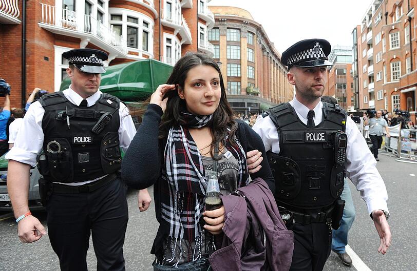 an der Botschaft von Ecuador: Tumulte in London um Julian Assange