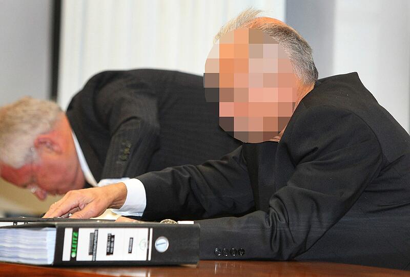 Der 62-Jährige (r) war 1995 wegen der vermeintlichen Vergewaltigung seiner Tochter des sexuellen Missbrauchs von Kindern und der Vergewaltigung für schuldig befunden worden. Nun wurde er freigesprochen.
