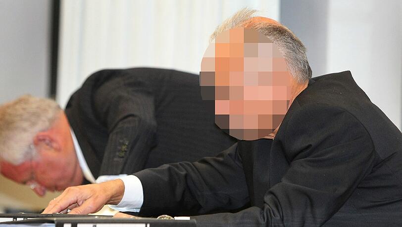 Der 62-Jährige (r) war 1995 wegen der vermeintlichen Vergewaltigung seiner Tochter des sexuellen Missbrauchs von Kindern und der Vergewaltigung für schuldig befunden worden. Nun wurde er freigesprochen. Der 62-Jährige (r) war 1995 wegen der vermeintlichen Vergewaltigung seiner Tochter des sexuellen Missbrauchs von Kindern und der Vergewaltigung für schuldig befunden worden. Nun wurde er freigesprochen.