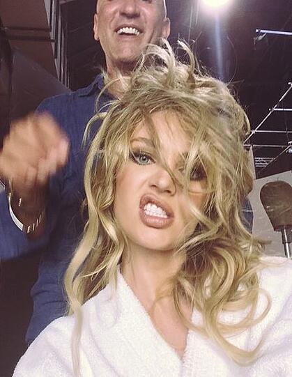 Candice Swanepoel hat die Haare schön.