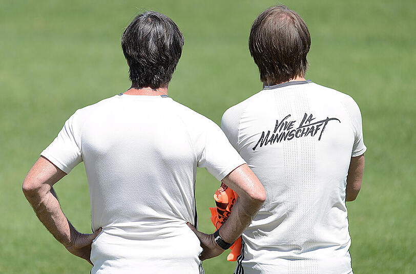 Aufmerksame Beobachter: Bundestrainer Joachim Löw (links) und sein Co-Trainer Thomas Schneider.