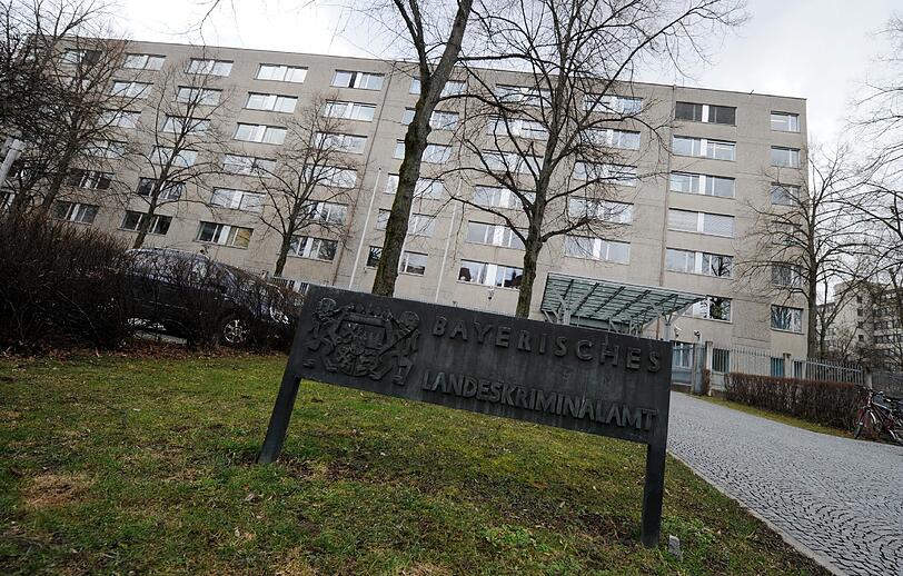 Die Ermittlungen im LKA München sollen in Zusammenhang mit einem Würzburger V-Mann-Prozess stehen.