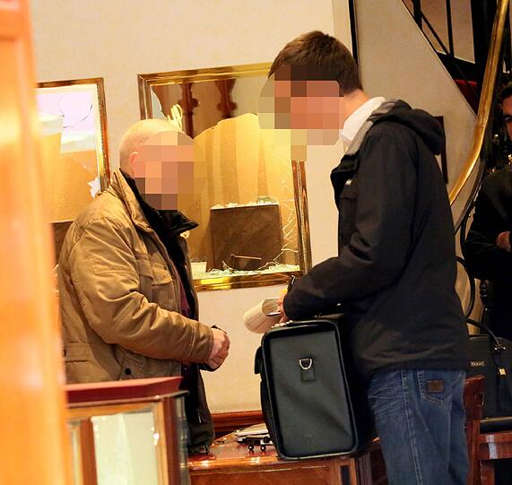 Brutaler Überfall auf Chopard-Filiale: So schlimm sieht es in dem Juwelier in der Maximilianstraße aus.