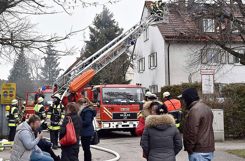 In München ist am Sonntag der etwa 30 Meter lange Dachstuhl eines Mehrfamilienhaus bei einem großbrand völlig zerstört worden.