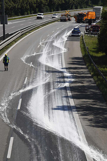 Aus Grau mach Weiß: Bilder von der eingefärbten A94 bei Riem.