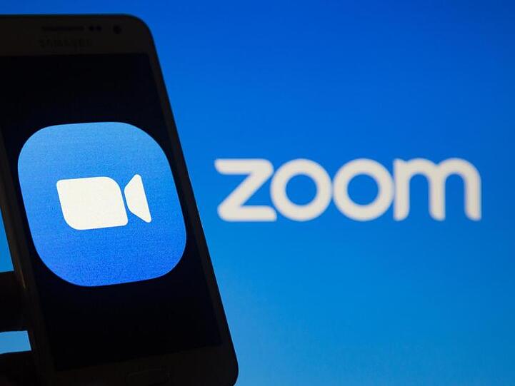 Das Logo vom Videokonferenzdienst Zoom auf einem Smartphone-Bildschirm.