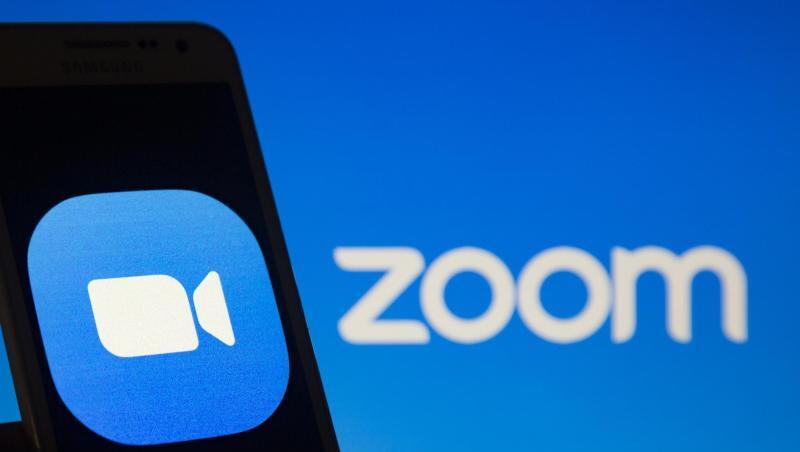 Das Logo vom Videokonferenzdienst Zoom auf einem Smartphone-Bildschirm. Das Logo vom Videokonferenzdienst Zoom auf einem Smartphone-Bildschirm.