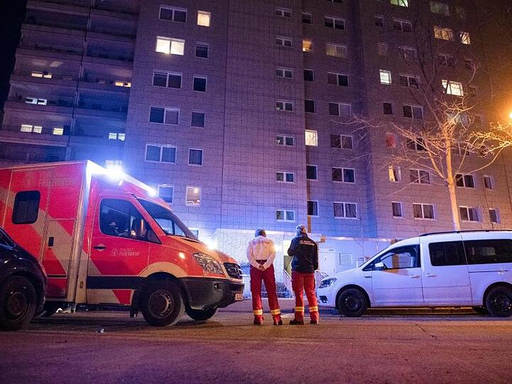 Ein Notarztwagen der Feuerwehr steht in der Falkenberger Straße im Berliner Stadtteil Neu-Hohenschönhausen. Am Abend war aus dem 10. Obergeschoss des Hauses ein siebenjähriges Kind gestürzt.