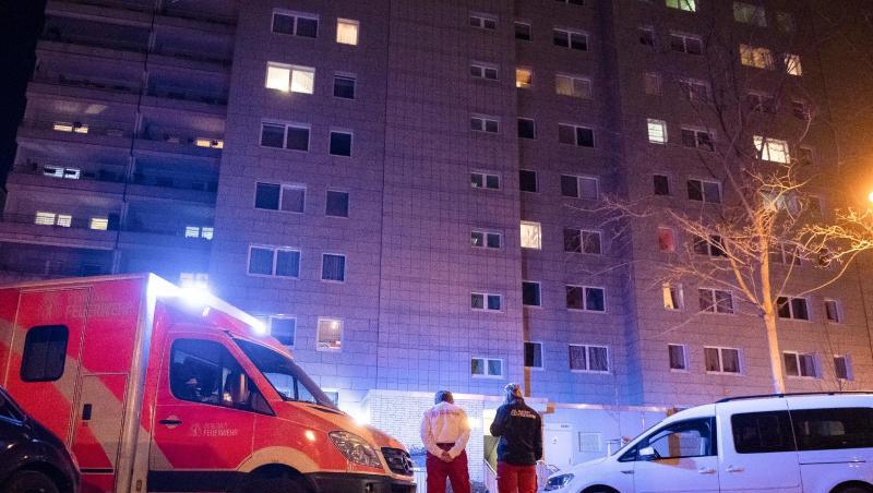 Ein Notarztwagen der Feuerwehr steht in der Falkenberger Straße im Berliner Stadtteil Neu-Hohenschönhausen. Am Abend war aus dem 10. Obergeschoss des Hauses ein siebenjähriges Kind gestürzt. Ein Notarztwagen der Feuerwehr steht in der Falkenberger Straße im Berliner Stadtteil Neu-Hohenschönhausen. Am Abend war aus dem 10. Obergeschoss des Hauses ein siebenjähriges Kind gestürzt.