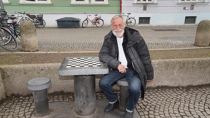Walter, hier am kleinen Schachtisch, ist praktisch immer da. Weil daheim in Haidhausen "is tote Hose, da triffst ja keinen". Walter, hier am kleinen Schachtisch, ist praktisch immer da. Weil daheim in Haidhausen "is tote Hose, da triffst ja keinen".