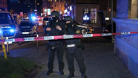 Polizisten sperren eine Straße ab.