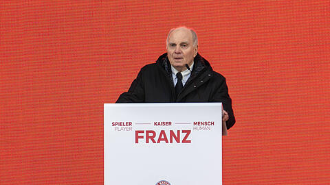 In seiner Rede gedachte FC-Bayern-Ehrenpräsident Uli Hoeneß nicht nur Franz Beckenbauer, sondern sendete auch einen politischen Appell gegen die AfD.