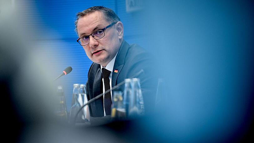 AfD-Parteisprecher Tino Chrupalla äußert sich bei einer Pressekonferenz.