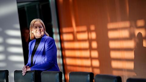 Arbeitsministerin B&auml;rbel Bas hat einige Vorlagen im Kabinett.