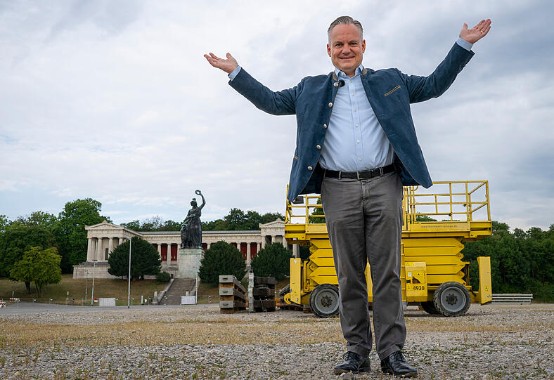 Christian Scharpf, Referent f&uuml;r Arbeit und Wirtschaft der Landeshauptstadt M&uuml;nchen, steht am Morgen auf der Theresienwiese. Im Hintergrund ist die Bavaria und eine Hebeb&uuml;hne zu sehen. Das 191. Oktoberfest findet dieses Jahr vom 19. September bis 4. Oktober statt.