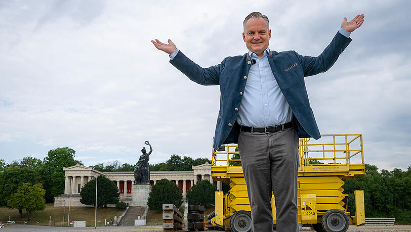 Christian Scharpf, Referent f&uuml;r Arbeit und Wirtschaft der Landeshauptstadt M&uuml;nchen, steht am Morgen auf der Theresienwiese. Im Hintergrund ist die Bavaria und eine Hebeb&uuml;hne zu sehen. Das 191. Oktoberfest findet dieses Jahr vom 19. September bis 4. Oktober statt.