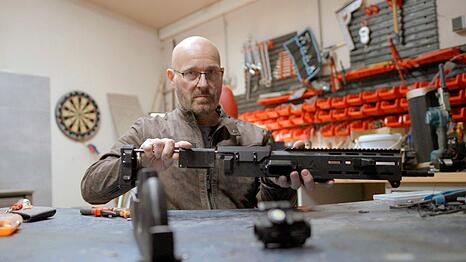 J&ouml;rg Sprave ist Waffenexperte und Waffenh&auml;ndler. Er besitzt eine entsprechende Lizenz und hat in seiner Werkstatt Schusswaffen mit dem 3D-Drucker zu Testzwecken nachgebaut.