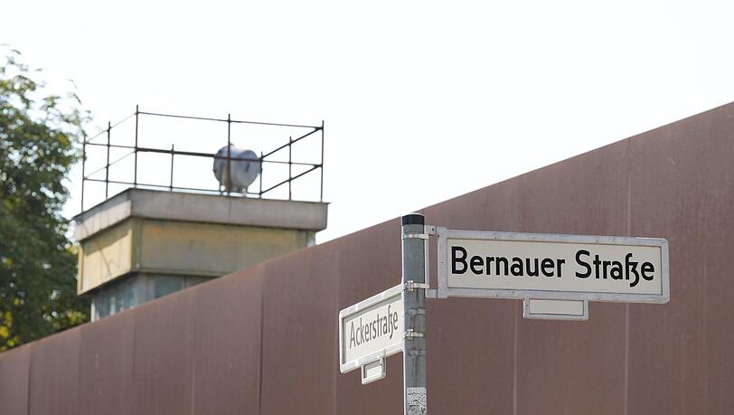 An der Gedenkst&auml;tte in der Bernauer Stra&szlig;e in Berlin sind Reste von DDR-Grenzanlagen erhalten, darunter ein Wachturm.