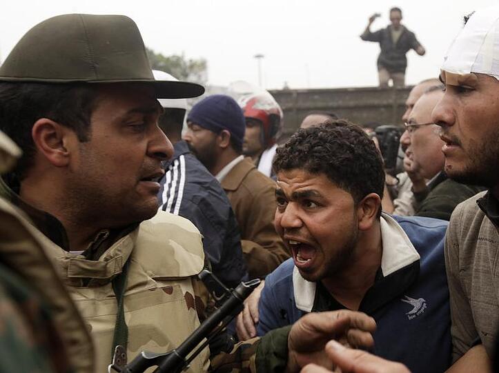 Konfrontation zwischen Demonstranten und einem Soldaten auf dem Tahrir-Platz in Kairo.