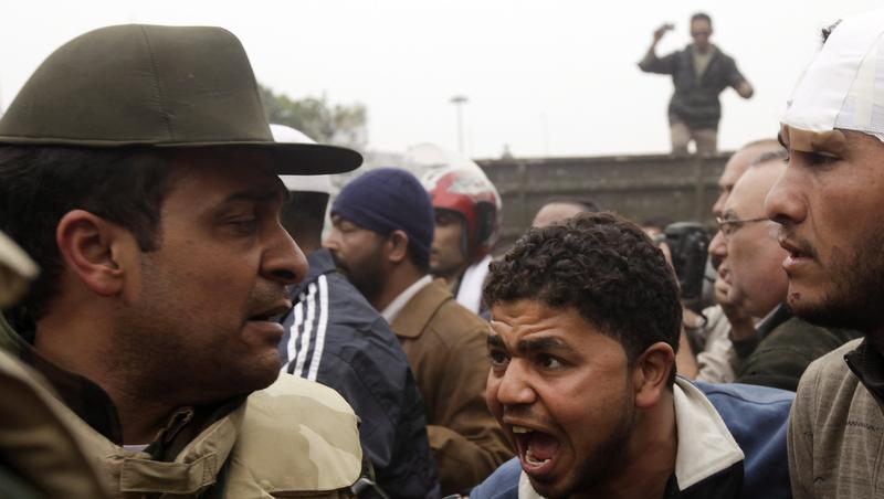 Konfrontation zwischen Demonstranten und einem Soldaten auf dem Tahrir-Platz in Kairo. Konfrontation zwischen Demonstranten und einem Soldaten auf dem Tahrir-Platz in Kairo.