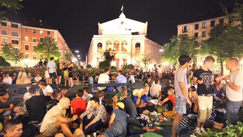 Viele Menschen pro Quadratmeter: An warmen Abenden füllt sich der Gärtnerplatz und wird zur Partyzone. Viele Menschen pro Quadratmeter: An warmen Abenden füllt sich der Gärtnerplatz und wird zur Partyzone.