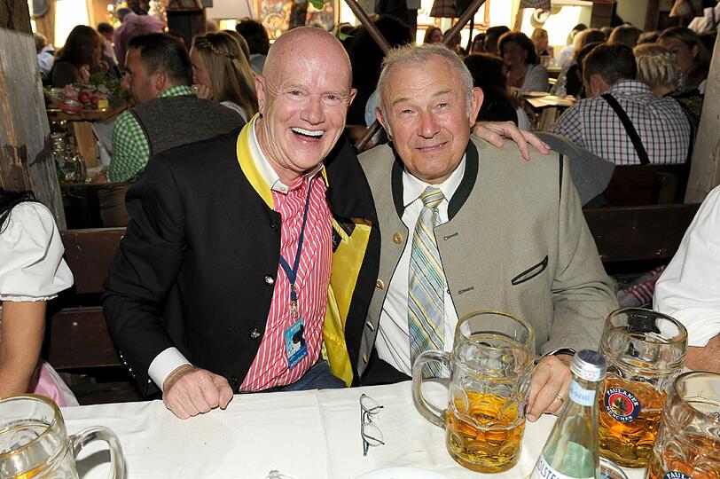 CSU-Urgestein Günther Beckstein begeht den ersten Wiesn-Samstag mit Unternehmer und Moderator Erich Lejeune beim Einzug der Wiesn-Wirte.