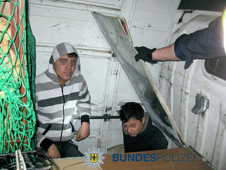 Kniend in der Kiste: Seit zwei Tagen knien sie in der engen Sperrholz-Kiste. Raus können die vier Iraker nicht: Die Box im Laderaum eines Lieferwagens ist zur Tarnung mit einem Sessel und Hausrat bedeckt. Am 27. November 2011 holt der Fahrer zwei von ihnen zu sich nach vorn &ndash; dann werden sie von der Polizei auf der A8 bei Bad Aibling angehalten. Die Beamten durchsuchen das verdächtige Fahrzeug und erlösen die zwei Männer von ihrer Qual. Ihre Reise aber ist zu Ende. Sie hat jeden mehrere tausend Euro gekostet.
