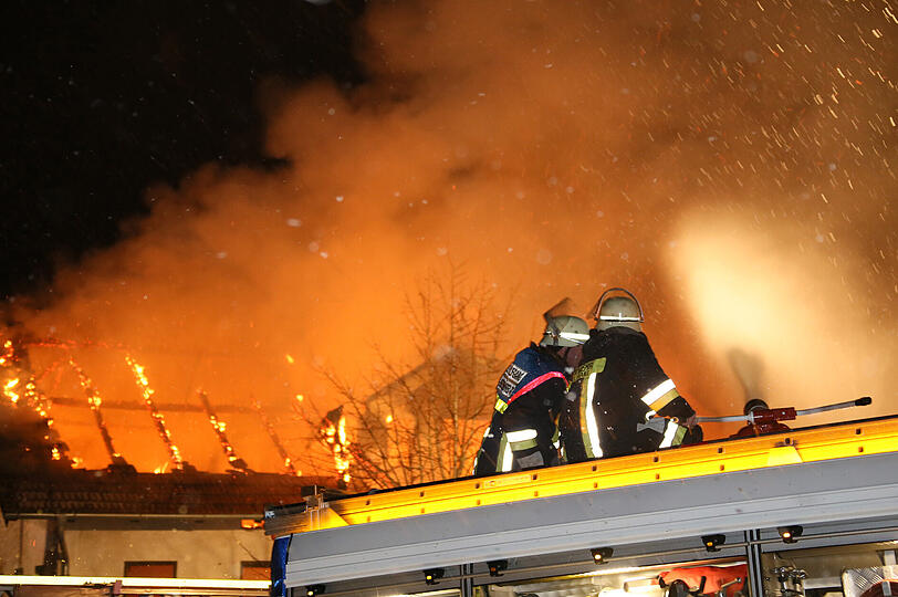 Die Bilder vom Feuerwehreinsatz in Schedenberg - war es Brandstiftung?