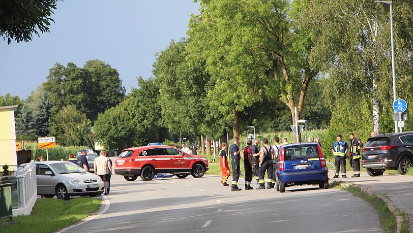 Der 9-Jährige Junge wurde auf der Landstraße in Bad Gögging von dem Sportwagen erfasst und starb noch an der Unfallstelle. Der 9-Jährige Junge wurde auf der Landstraße in Bad Gögging von dem Sportwagen erfasst und starb noch an der Unfallstelle.