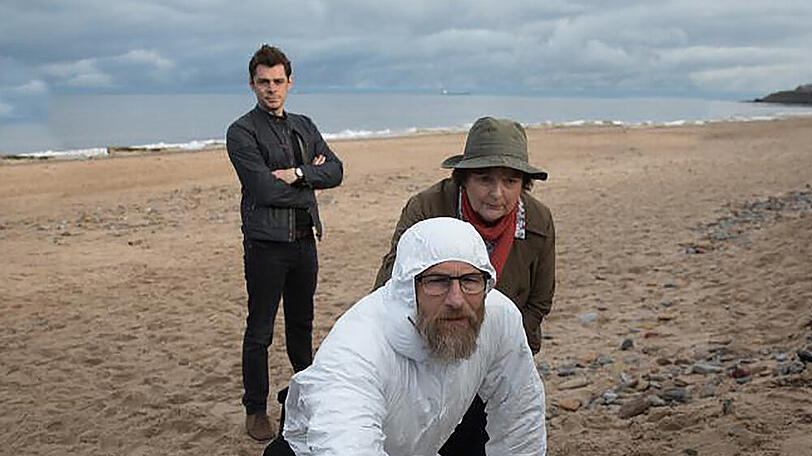 "Vera - Ein ganz spezieller Fall": Aiden Healy (Kenny Doughty), Dr. Malcolm Donahue (Paul Kaye) und Vera Stanhope (Brenda Blethyn) am Strand