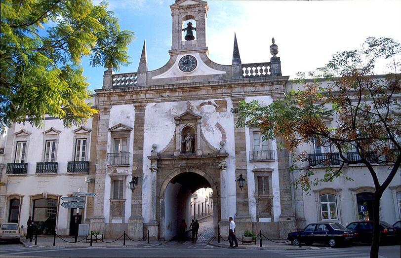Der Arco da Vila ist das sehenswerte Eingangstor zur historischen Altstadt in der Provinzhauptstadt Faro.