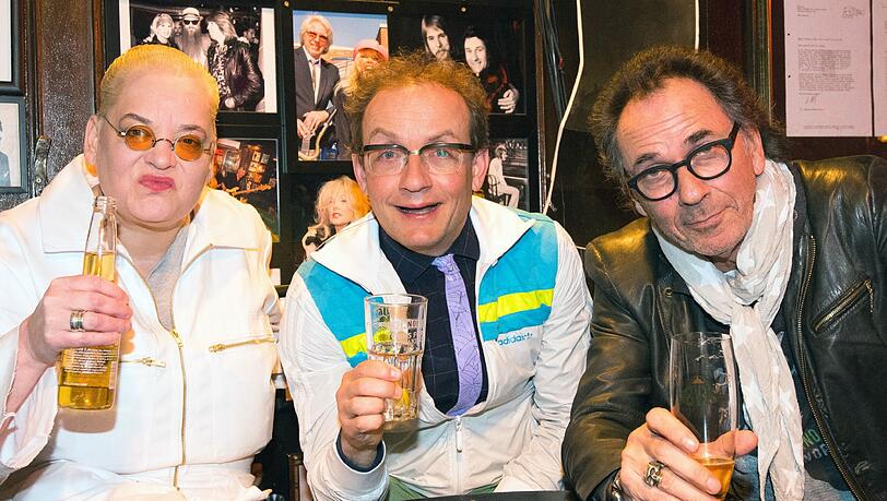 Nichts für schwache Lebern: Hella von Sinnen (l-r), Hugo Egon Balder und Wigald Boning laden ihre Talkgäste in die Kneipe «Zwick» ein. Nichts für schwache Lebern: Hella von Sinnen (l-r), Hugo Egon Balder und Wigald Boning laden ihre Talkgäste in die Kneipe «Zwick» ein.