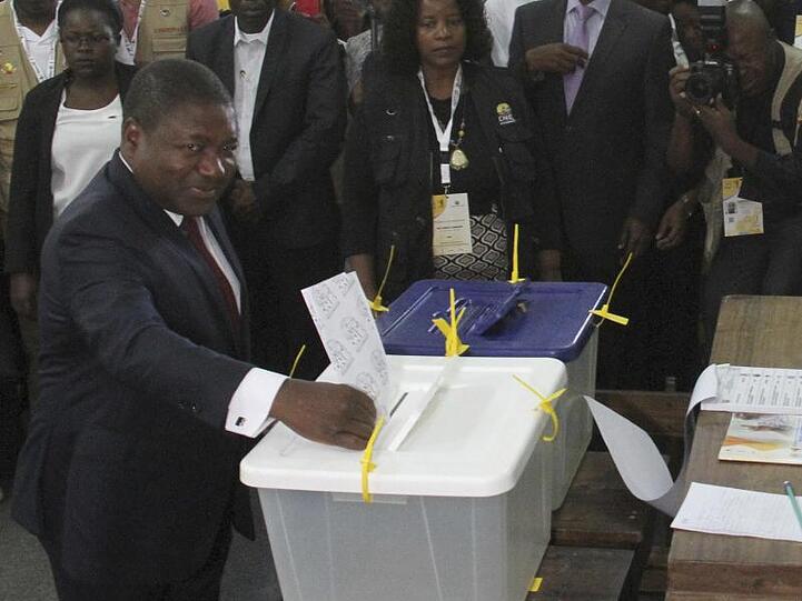 Felipe Nyusi, Präsident von Mosambik, während seiner Stimmabgabe in einem Wahllokal in Maputo.