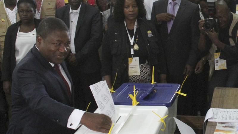 Felipe Nyusi, Präsident von Mosambik, während seiner Stimmabgabe in einem Wahllokal in Maputo. Felipe Nyusi, Präsident von Mosambik, während seiner Stimmabgabe in einem Wahllokal in Maputo.