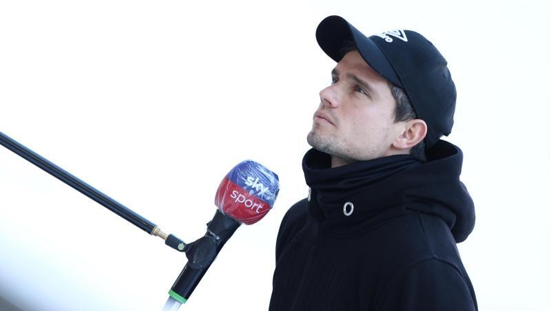 Trainer Robert Klauß spricht.