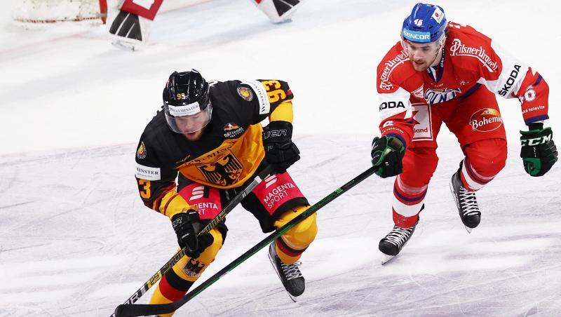 Sezemsky Simon (l) aus Deutschland kämpft mit Ondrej Najman aus Tschechien um den Puck.
