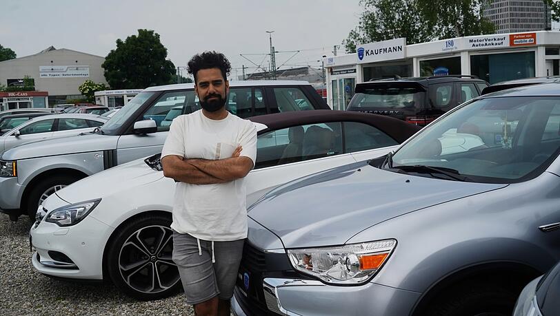 Händler Mieran Ali beobachtet, dass in den vergangenen Monaten mehr Kunden kommen. Der Wunsch nach einem Auto wird größer.