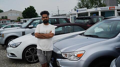Händler Mieran Ali beobachtet, dass in den vergangenen Monaten mehr Kunden kommen. Der Wunsch nach einem Auto wird größer.