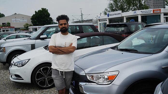 Händler Mieran Ali beobachtet, dass in den vergangenen Monaten mehr Kunden kommen. Der Wunsch nach einem Auto wird größer.