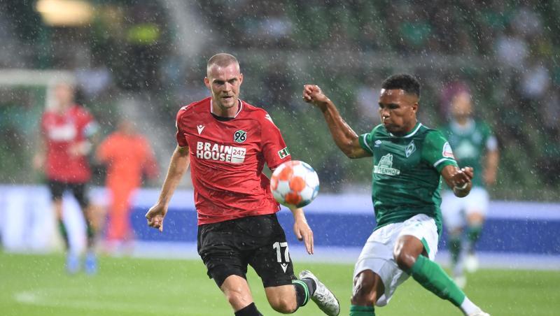 Werders Felix Agu (r) kommt vor Hannovers Marvin Ducksch an den Ball.