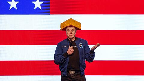 Musk ist bekannt für seine mitunter bizarren Auftritte - und trug in Wisconsin einen Käsehut zur Schau.