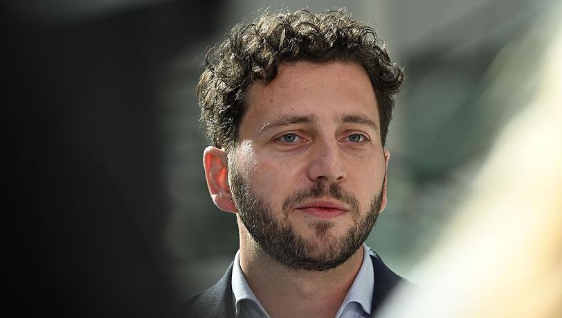 Die Aussagen des Kanzlers seien ihm zu pauschal, sagt der Co-Vorsitzende der Grünen, Felix Banaszak. (Archivbild) Die Aussagen des Kanzlers seien ihm zu pauschal, sagt der Co-Vorsitzende der Grünen, Felix Banaszak. (Archivbild)