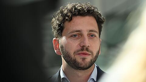 Die Aussagen des Kanzlers seien ihm zu pauschal, sagt der Co-Vorsitzende der Grünen, Felix Banaszak. (Archivbild)