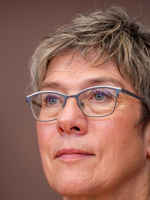 Annegret Kramp-Karrenbauer hat sich in einer Kampfabstimmung gegen G&uuml;nter Krings drchgesetzt.