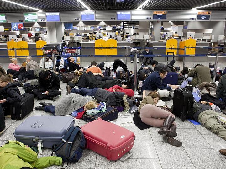 Wartende Passagiere am Flughafen Frankfurt.