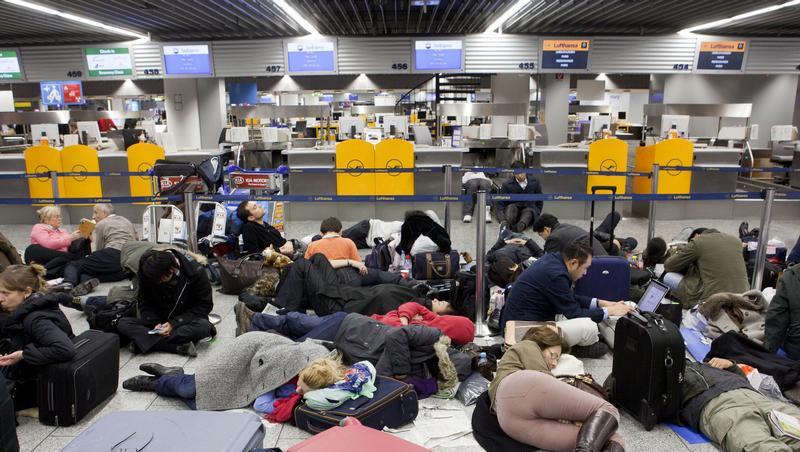 Wartende Passagiere am Flughafen Frankfurt. Wartende Passagiere am Flughafen Frankfurt.